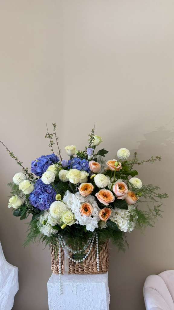 Garden Roses with Hydrangeas and Dahlias luxury - Arrangements - A&N Flowers LA